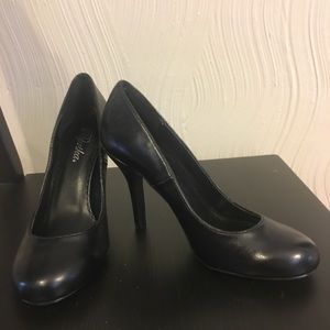 Classic black pump